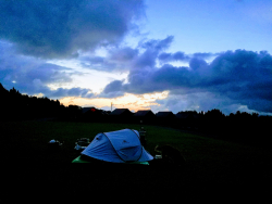 キャンプ場での美しく躍動的な明け方の空
