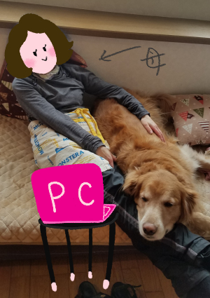 母とベッドでまったりする愛犬の写真
